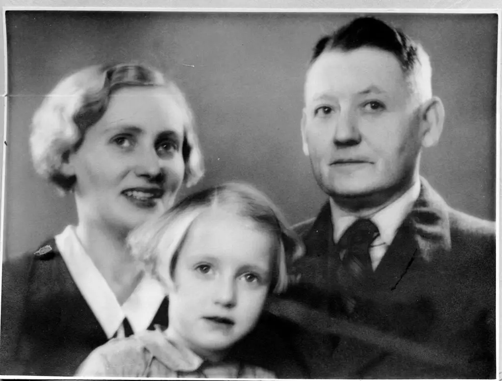 Anne- Marie Hellqvist a her parent in Sweden, a family photo, black and white